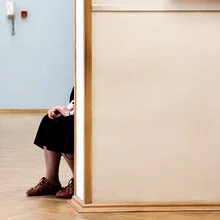 Photo art by Anke Dörschlen: A person waiting in a museum with a telephone.