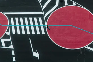 Fotokunst von Igor Krieg: geometrische Linien auf einer Straßenbemalung in Spanien