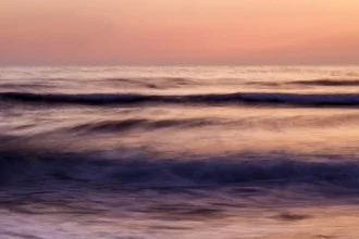 Gemalte Wellen in rosa von Jörg Farys: ruhige Abendstimmung am Atlantischen Ozean