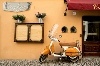 Photo art by Steffen Rothammel: A scooter on a picturesque Italian street.