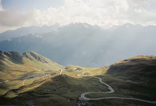 Fotokunst von Christian Kluge: Sonnenstrahlen über der Großglocknerstraße in den Alpen.