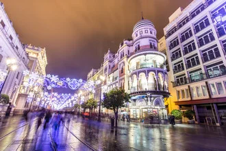 Fotokunst von Tanapat Funmongkol: nächtliche Straßenansicht von Sevilla mit Lichtern