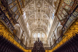 Fotokunst von Tanapat Funmongkol: beeindruckende Innenansicht der Kathedrale von Córdoba