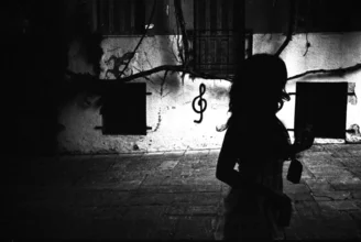 Schatten einer Frau auf der Straße, sanfte Schwarz-Weiß-Stimmung