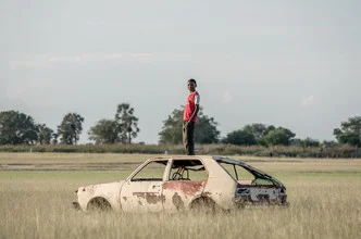 Fotokunst von Jml Laufs: Junge in der Steppe mit Blickkontakt zum Horizont