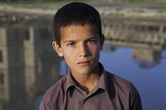 Fotokunst von Rada Akbar: Nahaufnahme eines ausdrucksstarken Auges einer jungen Person.