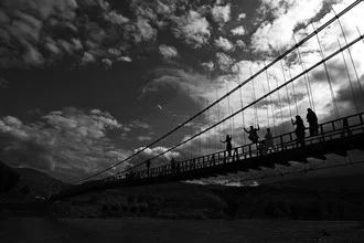 Fotokunst von Rada Akbar: Menschen stehen auf einer Brücke in Afghanistan.