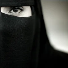 Fotokunst einer verschleierten Frau in Salalah, Oman, mit ruhiger Ausstrahlung.