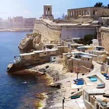 Fotokunst von Cordula Grahl: Blick auf das Siege Bell Memorial in Valletta, Malta