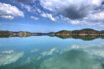 Fotokunst von Björn Groß: ruhige Landschaft mit dem Barragem Santa Clara in Portugal