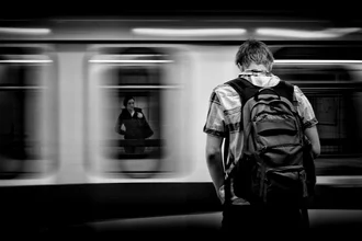 Fotokunst von Jianwei Yang: Blick auf den Skytrain in Vancouver bei Sonnenuntergang