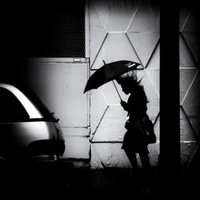 Fotokunst: Frau mit zerzausten Haaren und Regenschirm im windigen Vancouver
