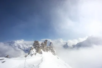 Fotokunst von Christian Schipflinger: schneebedeckter Gletscher in ruhiger Berglandschaft