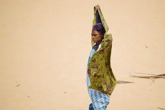 Frau am Strand - fotokunst von Steffen Böttcher