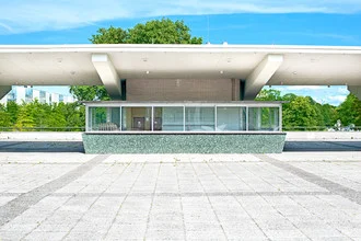 Fotokunst von Alexander Barth: Häuschen unter blauem Himmel mit Betonstruktur