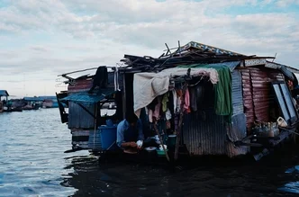 Fotokunst von Jim Delcid: ruhige Szene am Wasser in Kambodscha