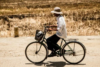 Fotokunst von Steffen Rothammel: Fahrradausflug auf einer malerischen Straße in Vietnam