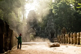 Fotokunst von Steffen Rothammel: Reinigung eines Tempels in Kambodscha.