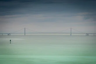Weite Sicht auf das ruhige Meer bei Abenddämmerung mit sanften Wellen.