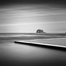 Fotokunst: ruhige Küstenlandschaft mit sanften Wellen und klarem Himmel