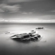 Fotografie von Ronnie Baxter: Küstenlandschaft mit Felsen und Wolken