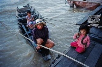 Fotokunst von Jim Delcid: friedliche Szene am Wasser in Kambodscha