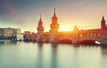 Fotokunst von Matthias Makarinus: Oberbaumbrücke bei Sonnenuntergang in Berlin