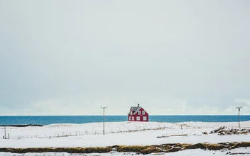Fotokunst von Torsten Muehlbacher: Einsames rotes Holzhaus im Schnee vor weitem Horizont