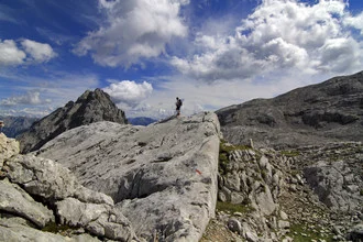 Fotokunst von Jens Berger: Alpenlandschaft mit Gipfeln und Wolken im Hintergrund