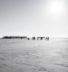 Fotografische Darstellung einer Küste mit Sandstrand und Sonnenlicht in St. Peter Ording.