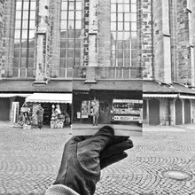Fotokunst von Sophia Frohmuth: eine Schwarz-Weiß Aufnahme des Marktplatzes in Heidelberg