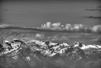Fotokunst von Björn Groß: Wolken über den hohen Tauern im schwarz-weißen Stil