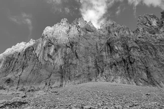 Schwarz-weiß Fotokunst: beeindruckende Alpenlandschaft mit Wolken und Felsen.