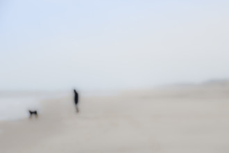 Gregor Ingenhoven, Mann mit Hund - Germany, Europe)