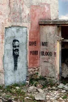 Photo art by Silvia Becker: graffiti on a crumbling house wall in Italy