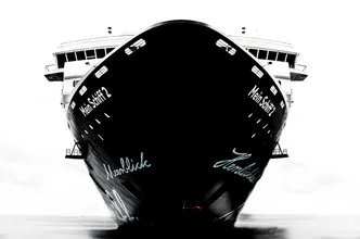 Fotokunst von Gregor Ingenhoven: Mein Schiff 2 auf ruhigem Wasser