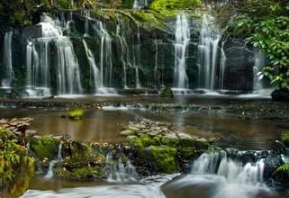 Wasserfall in Neuseeland: sanfte Strömung zwischen üppigem Grün
