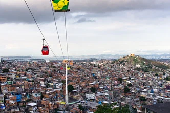 Fotokunst von Andreas Weiser: Alltagsszene in einer brasilianischen Favela