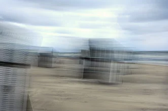 Strandkorb an der Ostsee, der Ruhe und Entspannung ausstrahlt.