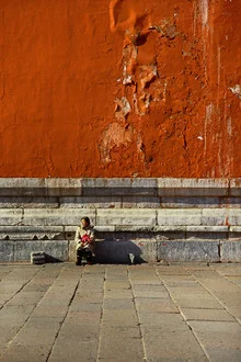 Wall art by Gloria Jansen: old woman with peeling paint in Beijing