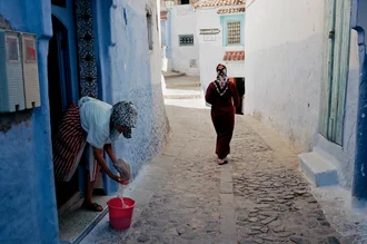Fotokunst von Jim Delcid: ruhige blaue Gassen in Chefchaouen, Marokko