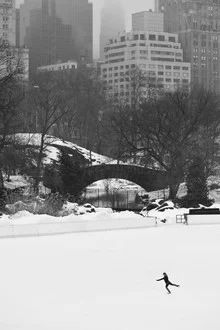 Eisläufer auf dem Eis im Central Park, New York, bei schneebedecktem Wetter