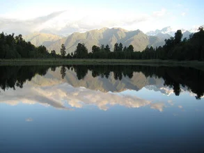 Ruhevoller See Matheson in Neuseeland mit Bergen im Hintergrund