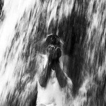 Fotokunst von Julie Becquart: Wasserfall im Ourika-Tal, ruhige Atmosphäre und grüne Umgebung.
