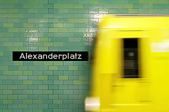 Fotokunst von Michael Belhadi: Menschen in der U-Bahn auf dem Weg zu Alexanderplatz.