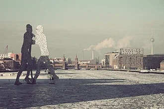 Fotokunst von Michael Belhadi: Molekül Männer auf zugefrorenem Wasser in Berlin