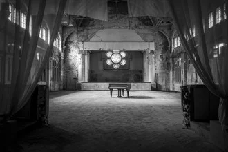 Photo art by Michaela Ertelt: gentle light plays in an abandoned concert hall