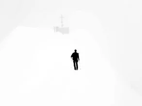 Fotokunst von Sascha Hoffmann-Wacker: Mann auf schneebedecktem Gipfel mit Kreuz
