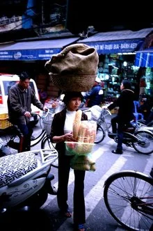 Fotokunst von Jim Delcid: lebendige Straßenansicht von Hanoi, Vietnam