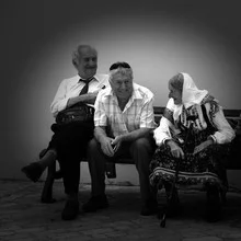 Fotokunst von Ernst Pini: Begegnung von Menschen in einem traditionellen kroatischen Dorf